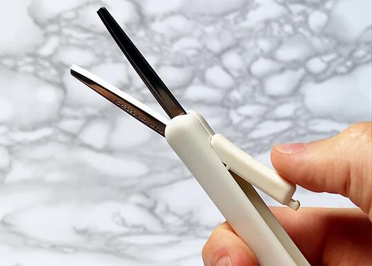 saxa poche portable scissors close up of hand opening the scissors blades